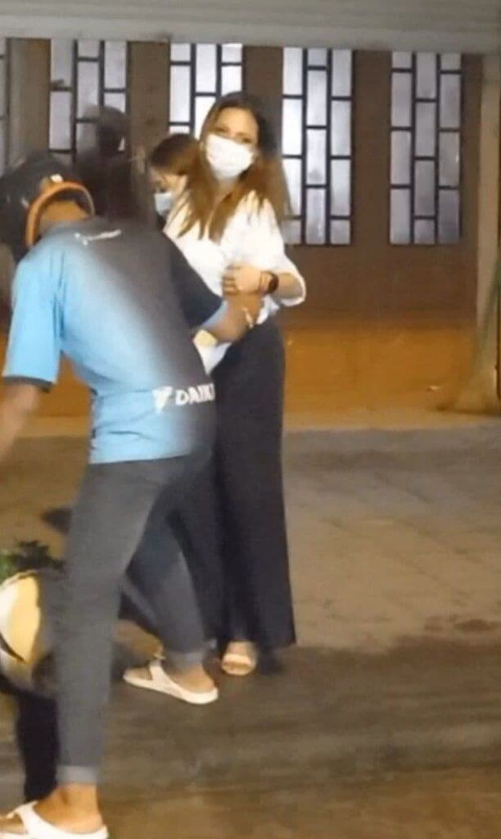 酒驾军用车发事故，金边一美女发酒疯见人就打！ - 柬埔寨头条