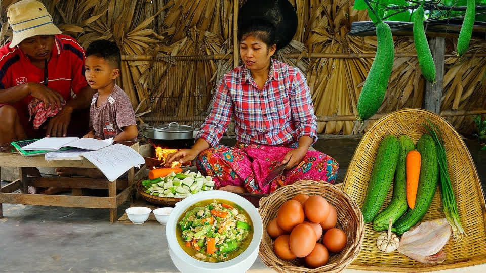 ឆាផ្លែននោងជាមួយពងនិងសាច់មាន់ Harvest My Luffa Gourds And Stir Fry With